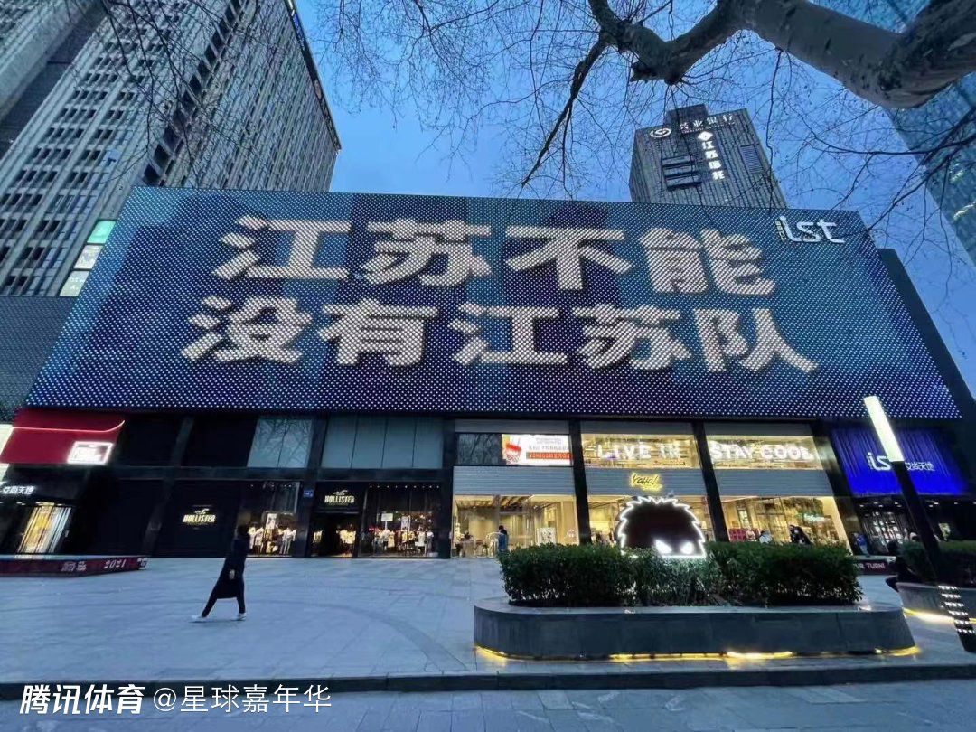 两人在曼彻斯特的一家高端日料餐厅“Musu”进行了私人晚餐，瓜帅向沃克强调了他在更衣室和赛场上的作用和角色。